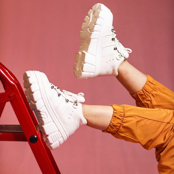 𝙇𝙖𝙨𝙩 𝙎𝙞𝙯 5.5 🖤Moon Walk Lace-Up Platform - Picture 2 of 9